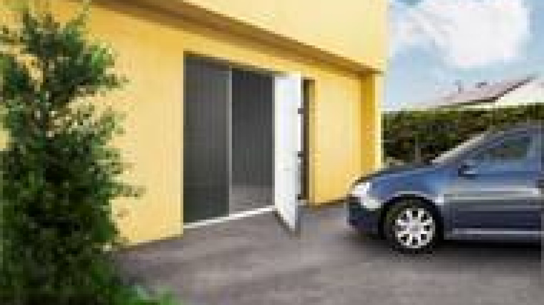 Wejście do garażu bez ograniczeń - brama Secura z drzwiami przejściowymi firmy Normstahl Entrematic