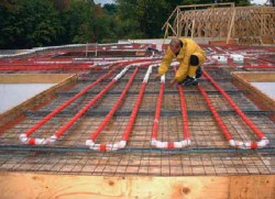 Montaż zbrojenia i kanałów grzewczych w fundamencie LEGALETT