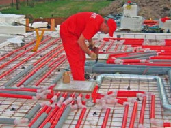 Prace montażowe na fundamencie grzewczym LEGALETT