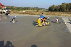 Zacieranie szlichty i wibrowanie mieszanki betonowej na fundamencie LEGALETT