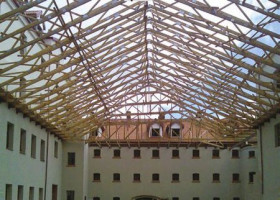 Prefabrykowany wiązar drewniany na budynku murowanym