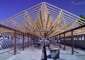 Wiązary drewniane na hali produykcyjnej