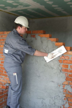 Obrzutka to pierwsza warstwa tynku, która ma za zadanie wyrównać podłoże i zmniejszyć jego chłonność