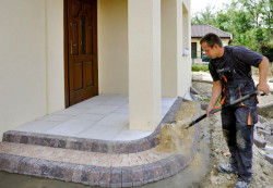 Przerwy między kostkami wypełniane są czystym piaskiem płukanym (kwarcowym). Nie zawiera on nasion, ani zarodników – nie będzie więc później kłopotów z niechcianymi roślinami pojawiającymi się w fugach.