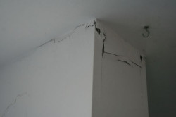 Pęknięcia, rysy, a czasem nawet grube szczeliny na ścianie i suficie to widok, który możemy spotkać w 70% nowo wybudowanych budynków.