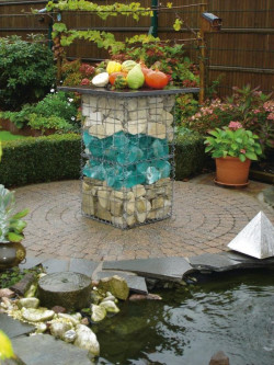 Dekoracyjny słup gabionowy ze szkłem i kamieniami (117452S_1BEKA)