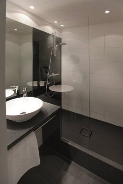 Powierzchnia prysznicowa wykonana ze stali emaliowanej Kaldewei  w hotelu Motel One Stuttgart-Hauptbahnhof (Stuttgart dworzec główny) 