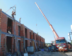 Dźwig przenosi panele SMART na drugą kondygnację budynku, gdzie są odbierane przez ekipę wykonawczą KONBET