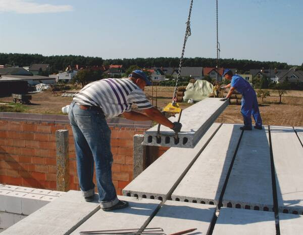Dwóch pracowników wystarczy, aby precyzyjnie ułożyć lekki Strop Panelowy SMART.