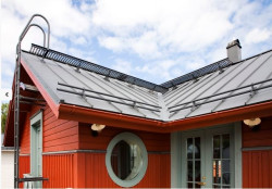 Bariery zatrzymujące śnieg mocuje się za pomocą zacisków do rąbków stojących arkuszy Classic Premium