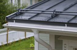 Do blachy na rąbek stojący Ruukki przeznaczone są bariery z rur owalnych wykonanych ze stali zabezpieczonej powłoką cynkową i malarską