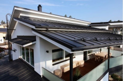 Stosując systemowe zabezpieczenia przeciwśniegowe firmy Ruukki łatwo jest je dobrać kolorystycznie do pokrycia z blachy płaskiej