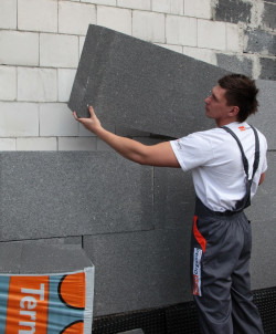 Termo Organika ocieplanie ścian srebnoszarym styropianem