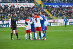 Na boisku naprzeciwko siebie stanęły dwie drużyny - Przyjaciele SIC, czyli sportowcy kontra piosenkarze