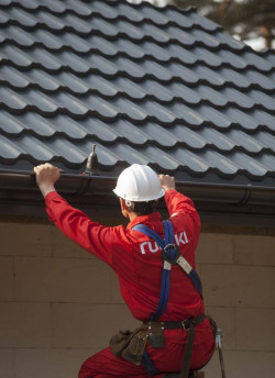 Układanie modułów Finnera można zacząć od dowolnego miejca na połaci.