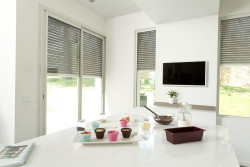 Zautomatyzowane osłony okienne pozwalają precyzyjnie kontrolować proces wymiany cieplnej, wpływając tym samym na sposób w jaki ciepło słoneczne przenika do wewnątrz, jak i opuszcza budynek