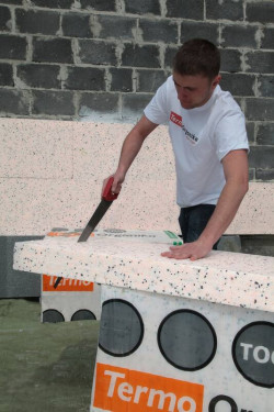 Ocieplenie przez certyfikowanego wykonawcę, przycinanie płyt