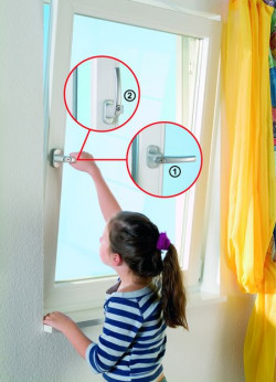 Okno z mechanizmem TiltFirst: 1. obrót klamki o 900 – uchył 2. obrót o 1800 i przekręcenie klucza pozwalają otworzyć okno