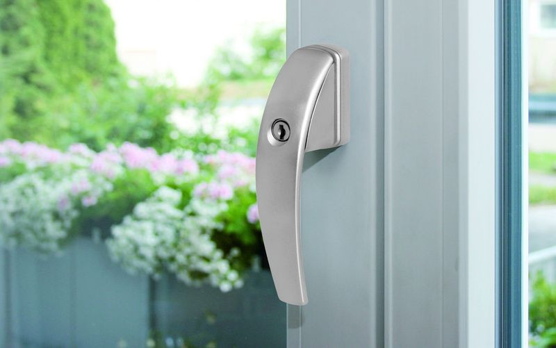 Klamka RotoSwing w specjalnej wersji TiltFirst do bezpiecznych okien do pokoju dziecka, zamykana na klucz