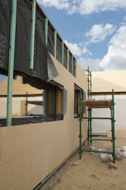 Kolejnym etapem, od którego zależy końcowy wygląd elewacji jest perfekcyjnie równo ułożona płyta elewacyjna, na której układana będzie blacha