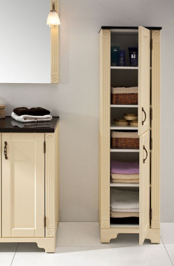 Szafka z otwieranymi drzwiczkami pozwala na bardziej swobodne gospodarowanie wnętrzem mebla