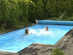 Dookoła basenu, a szczególnie po tej stronie gdzie najczęściej przebywają kąpiący się, ziemię należy zakryć.