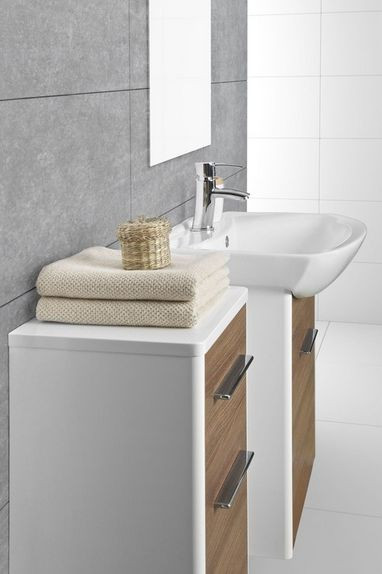 Linia SELLA to trzy kolekcje wzorniczo minimalistycznych mebli łazienkowych oraz dopasowana do nich ceramika.