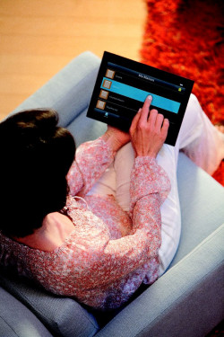Kompleksowe zarządzanie jest możliwe dzięki technologii io-homecontrol®, w której komunikują się zarówno produkty firmy Somfy, jak i setki innych urządzeń produkowanych w tym standardzie przez największych producentów sprzętu domowego.