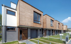 Drewniane okna doskonale komponują się z elewację z desek i cegieł klinkierowych