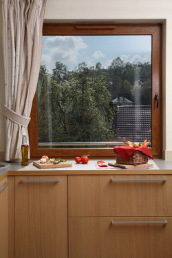 Nigdy wcześniej okna i drzwi oraz ciepłe ściany nie pozwalały na uzyskanie tak wysokich parametrów izolacyjności i szczelności, jakie osiągają obecnie