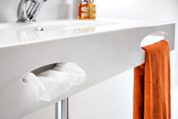 We frontowej części blatu znajdują się dwa otwory – większy jest wieszakiem na ręcznik, mniejszy podajnikiem chusteczek higienicznych (pudełko z chusteczkami wstawione jest w specjalną niszę pod umywalką)