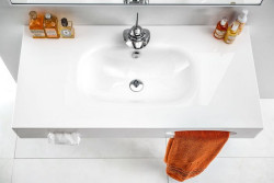 Lekka wizualnie forma wykonana została z dolomitowego konglomeratu, dzięki czemu jest idealnie gładka i perfekcyjnie wymodelowana