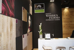 Ciekawe i inspirująca forma prezentacji zwracała na siebie uwagę i była świetnym uzupełnieniem wyszukanych podłogowych kreacji