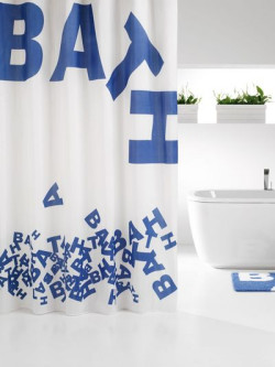Littera to elegancka, biała tekstylna zasłona z fantazyjnie rozplanowanym napisem BATH