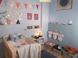 Aranżacje oparte na monochromatycznych zestawieniach kolorów są bardzo spójne i zrównoważone wizualnie.