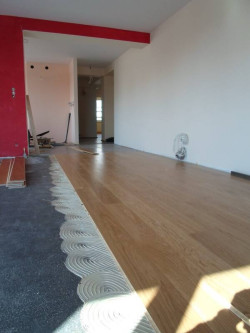 Klejenie podłogi drewnianej