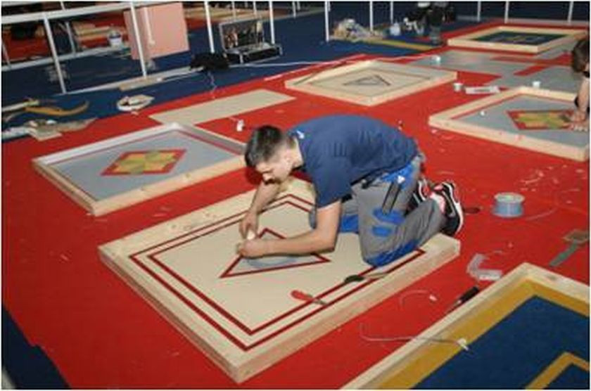 Mistrzostwa montażu wykładzin. Źródło www.posadzkarze.pl