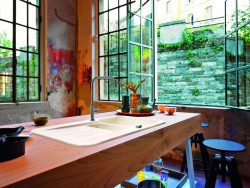 Delikatny kremowy odcień kuchennego zlewozmywaka doskonale komponuje się zarówno z jasnymi, kamiennymi blatami jak również wszelkimi odcieniami drewna