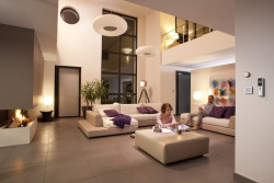 Planując romantyczny nastrój, warto zadbać o przewietrzenie mieszkania na czas naszego powrotu, jak i odpowiedni dobór natężenia światła w poszczególnych pomieszczeniach