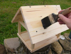 Ptasi domek zbudowany ze Śnieżką... i ładnie pomalowany