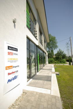 Od lat promujemy budownictwo energooszczędne, dlatego od początku kibicujemy firmie Wodmetal. Budowa energooszczędnych budynków to nie tylko oszczędność pieniędzy wydanych na ogrzewanie, ale także inwestycja, która pozytywnie wpływa na środowisko naturalne&quot;- mówi Krzysztof Krzemień z Termo Organiki