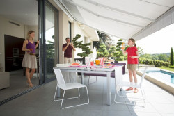 Jednym z centralnych punktów ogrodu jest często taras lub przydomowa altana, wyposażana w zautomatyzowane markizy