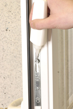 Po oczyszczeniu i ewentualnej regulacji, okucia powinniśmy dokładnie nasmarować oliwą techniczną lub smarem