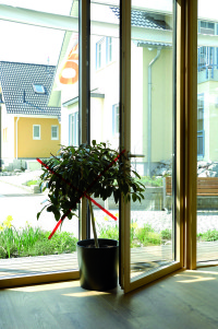 Okno wyposażone jest w hamulec sterowany klamką Roto.