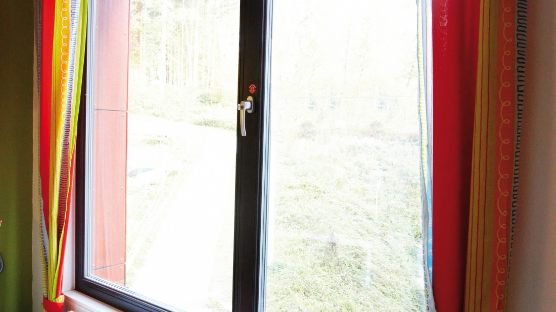 Okna w pokoju nastolatka z czujnikiem Roto E-Tec MTS