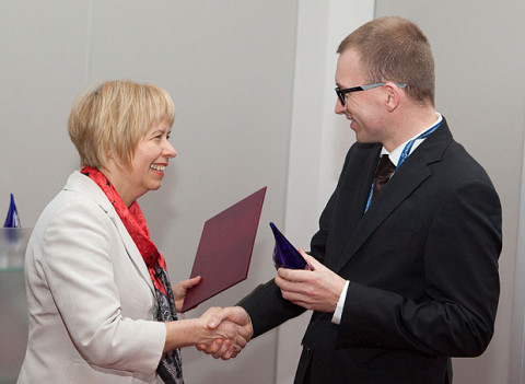 Bogusława Wiewiórowska-Paradowska, prezes Grupy Medium, wręcza nagrodę Zbigniewowi Gonsiorowi, Wiceprezesowi Zarządku FERRO S.A.