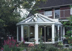 Wiosną i jesienią można korzystać z darmowego ciepła, które dotrze do nas z ogrodu zimowego i w ten sposób zaoszczędzić na kosztach ogrzewania.