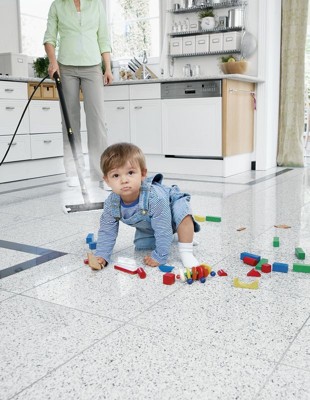 Dzieci lubią bawić się na podłodze - czyszczenie parownicą Kärcher
