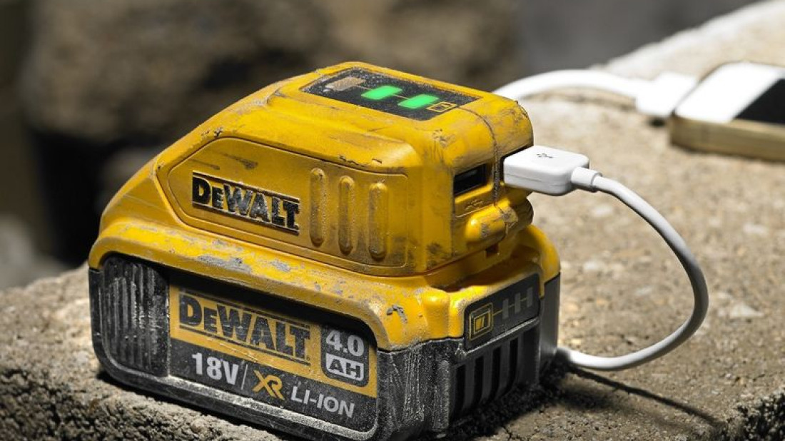 Nowy adapter USB XR Li-lon od DeWALT dla profesjonalistów pracujących na budowach