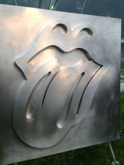 Grzejnik-język inspirowany zespołem Rolling Stones